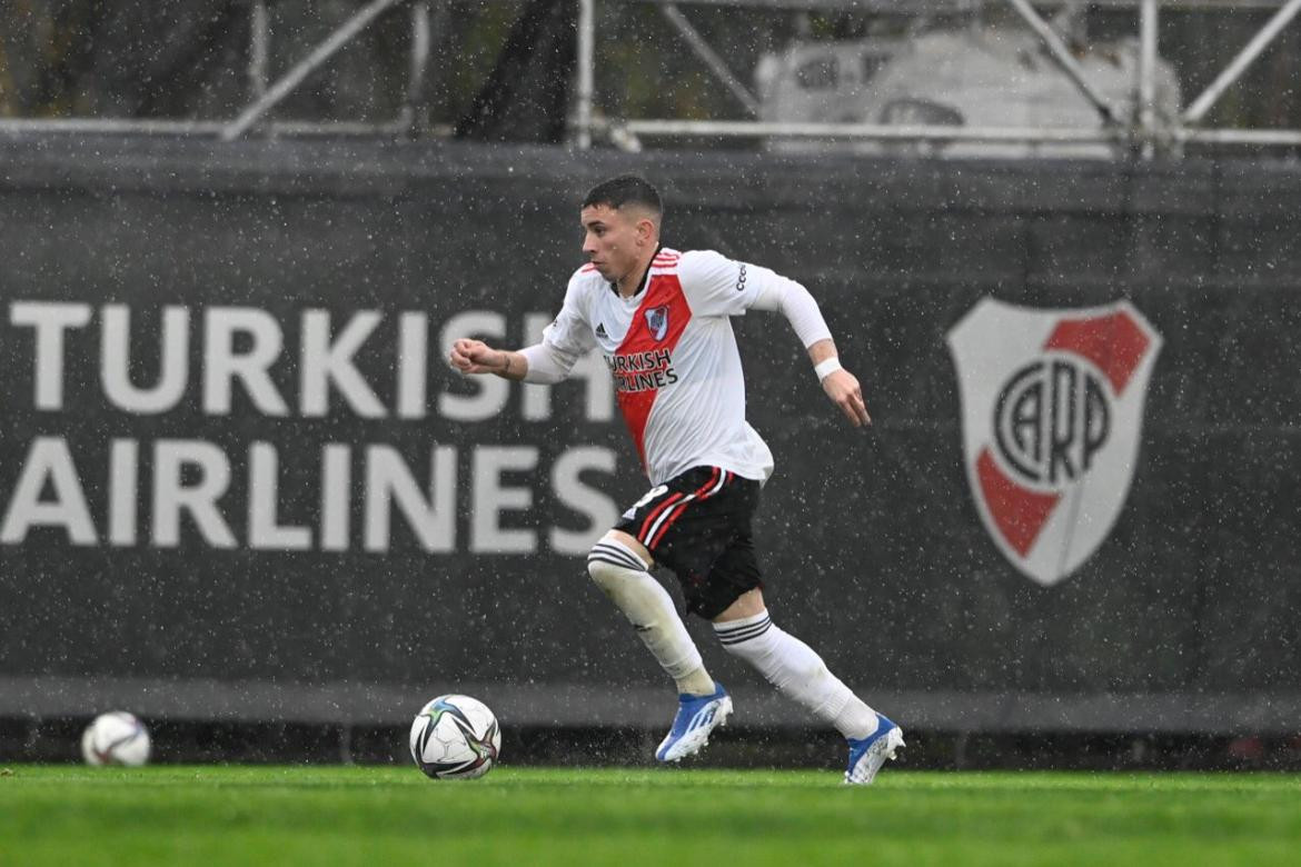 Franco Alfonso, el mediocampista juvenil de River. Foto: Twitter @Francoalfonso00.