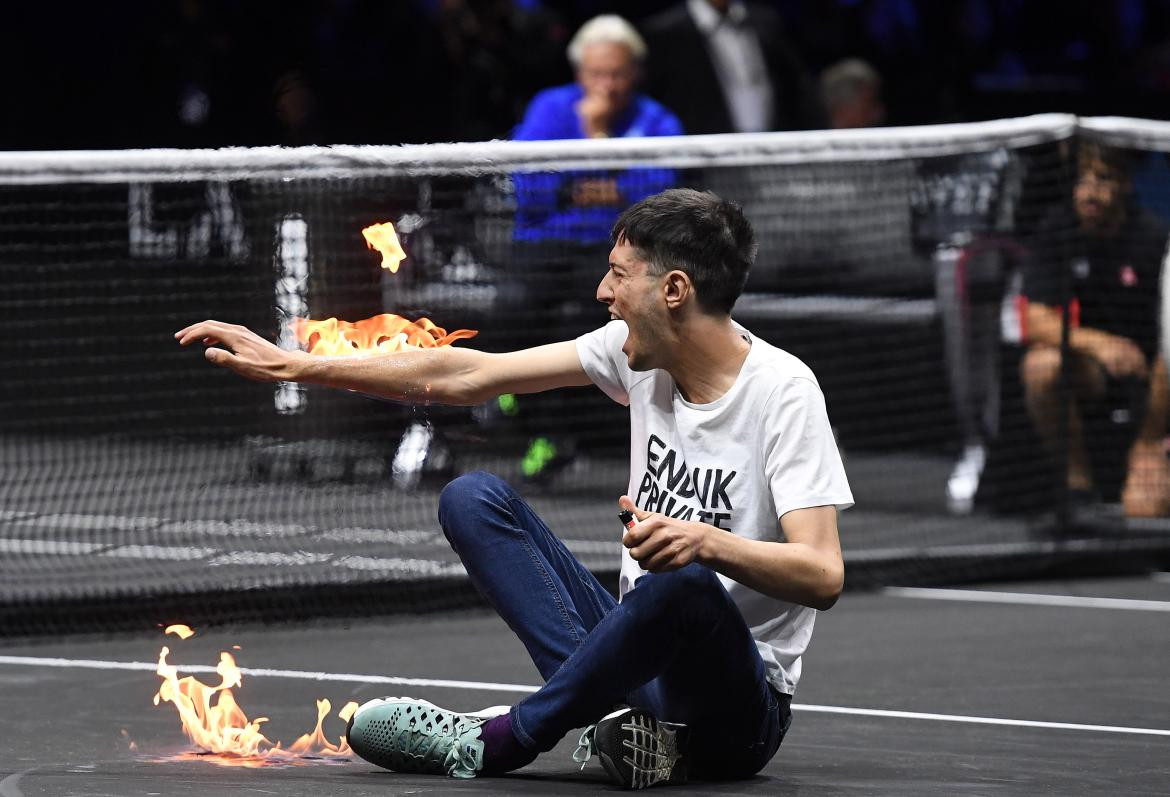 Activista se prendió fuego un brazo en la Laver Cup. Foto: EFE.