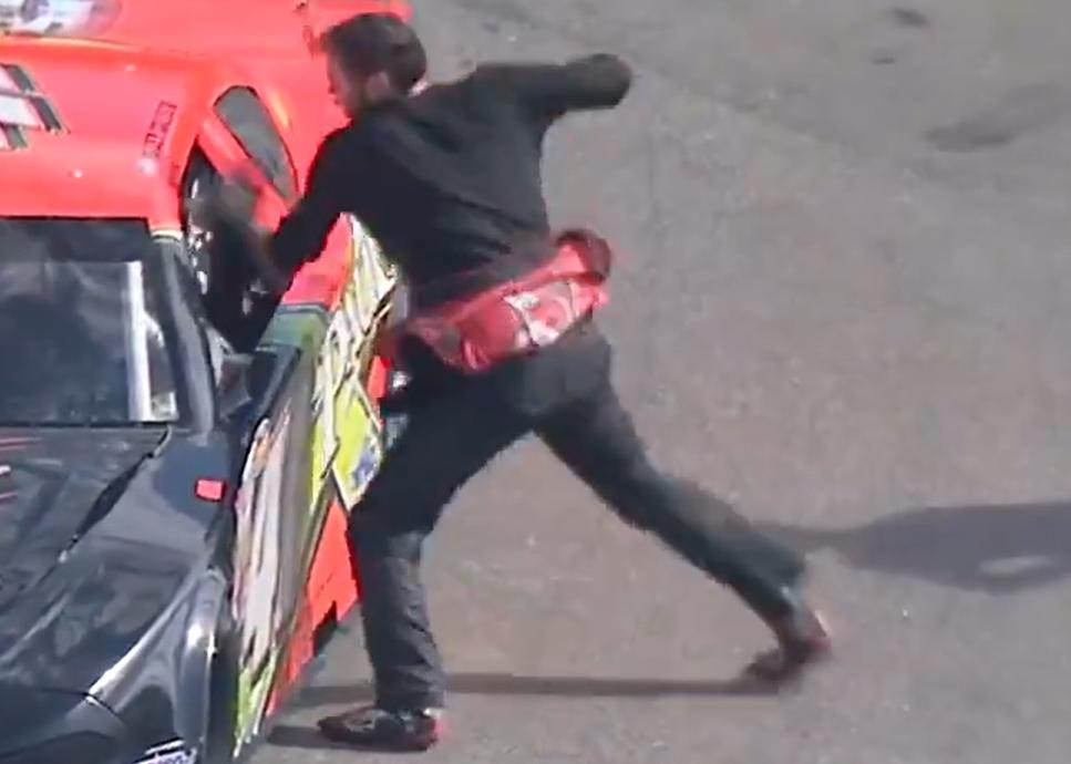 A las piñas en el Nascar. Foto: captura de video.