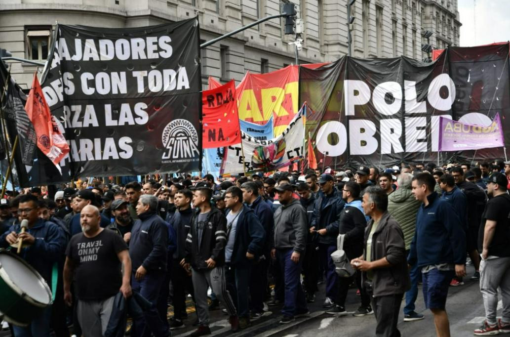 Banderas del Polo Obrero en las afueras del Ministerio de Trabajo, donde el SUTNA y empresarios dirimen sus diferencias. Foto: NA.