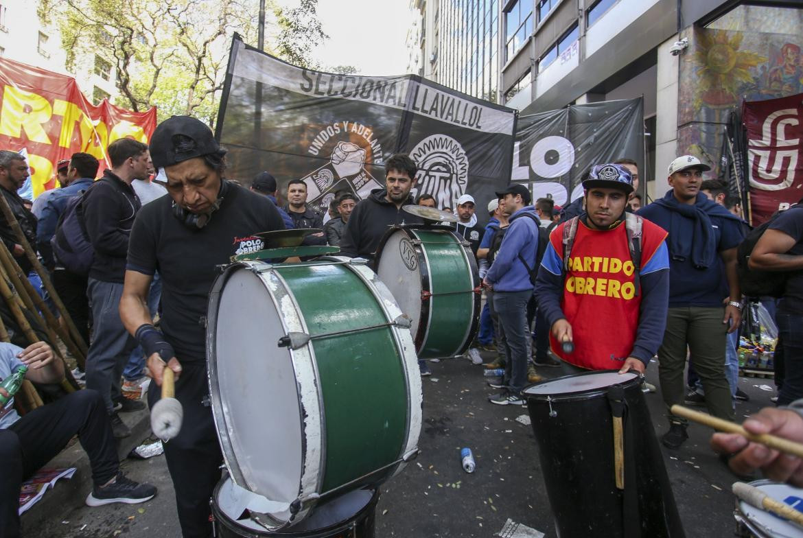 Protesta de trabajadores y gremio de neumáticos, Partido Obrero, piquete, NA