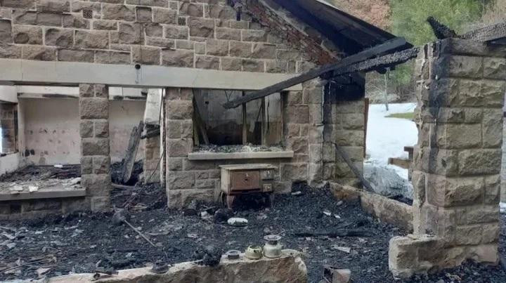 Propiedad destruida en los últimos ataques en Villa Mascardi. Foto: Diario Río Negro.