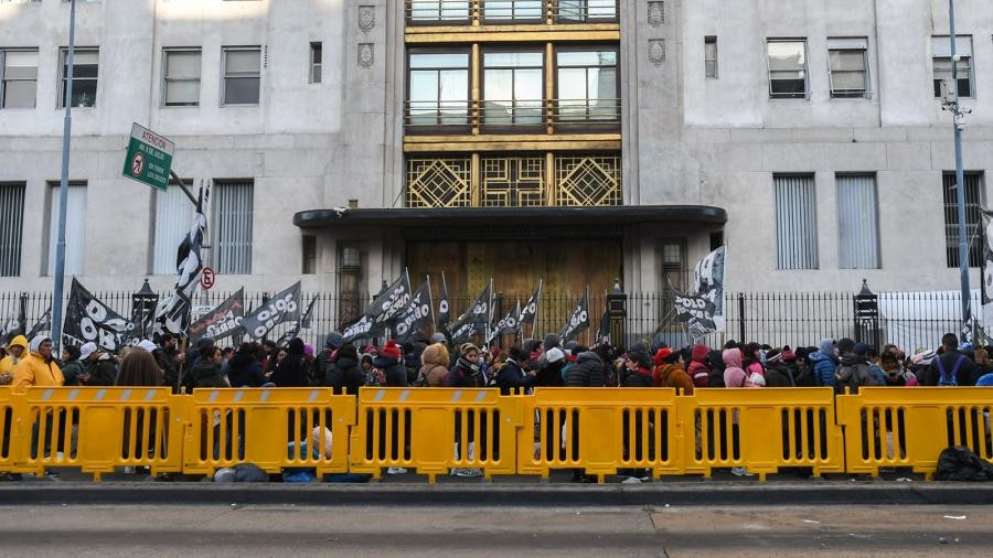 Continúa el acampe frente al Ministerio de Desarrollo social. Foto: Telam.