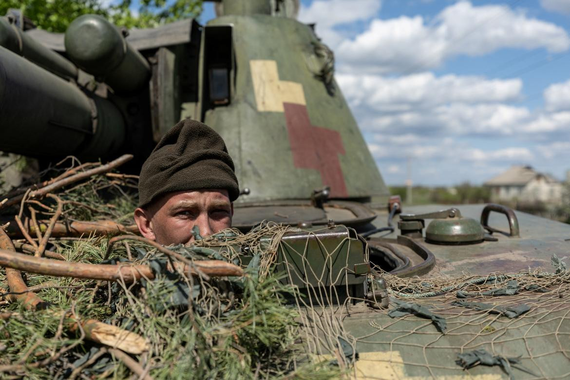 Soldado ucraniano adentro de un tanque mientras intenta recuperar Lyman. Foto: Reuters