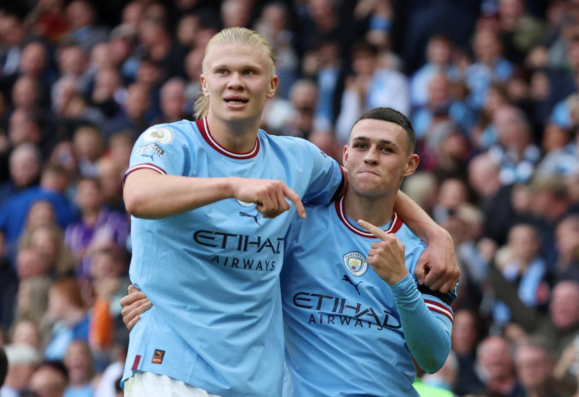 Erling Braut Haaland y Phil Foden, las figuras del derbi de Manchester. Foto: NA.