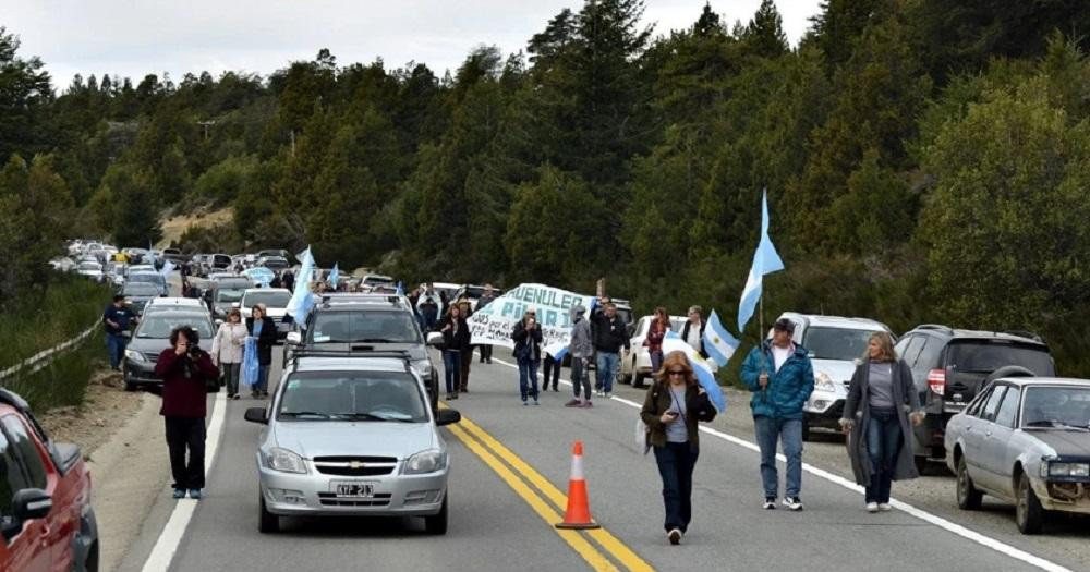 Banderazo contra ocupaciones mapuches en Villa Mascardi, NA