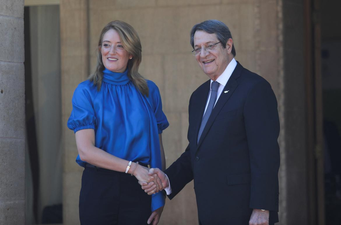 Roberta Metsola y Nikos Anastasiadis. Foto: Reuters.