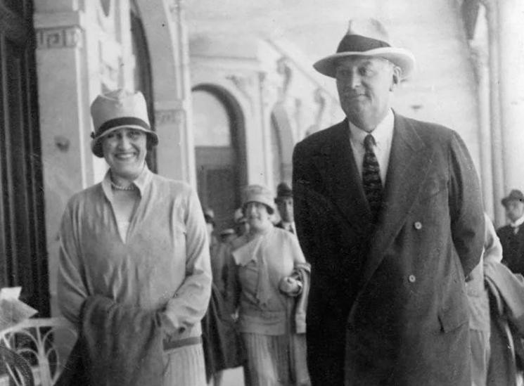 El matrimonio paseando por la Rambla Bristol de Mar del Plata en 1925. Foto: Archivo General de la Nación.