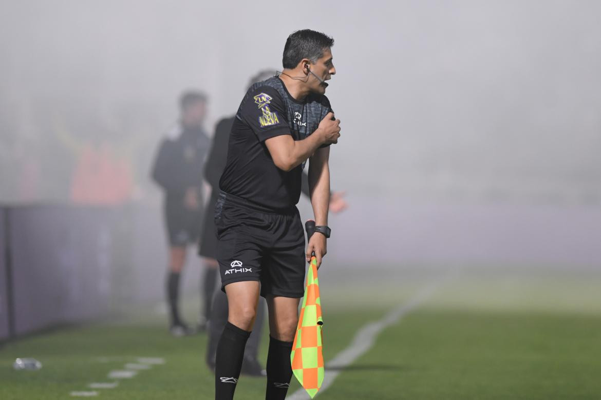 Incidentes en pleno partido entre Gimnasia y Boca. Foto: Télam