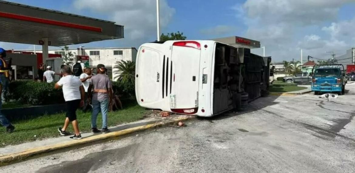 Micro que volcó en Punta Cana. Foto: NA.