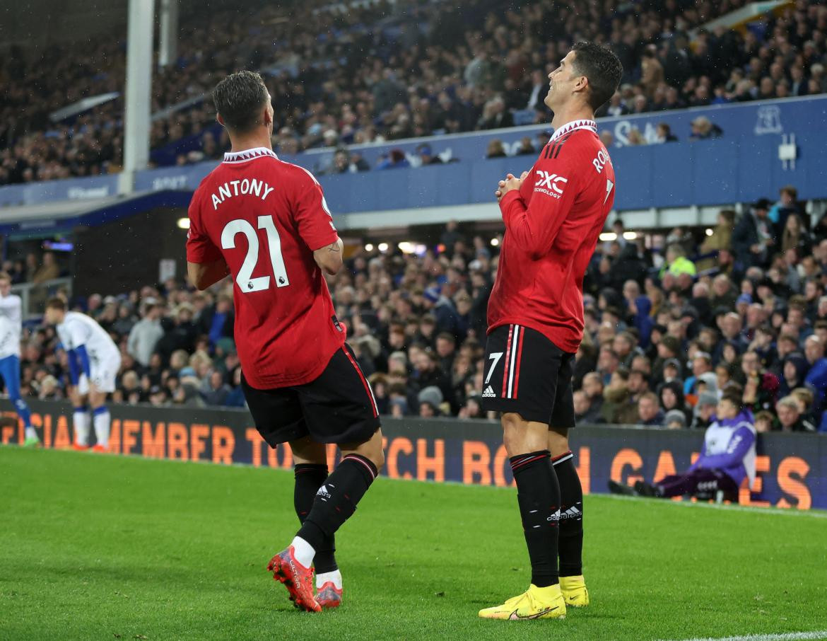 El festejo de Cristiano Ronaldo junto a Antony. Foto: Reuters.