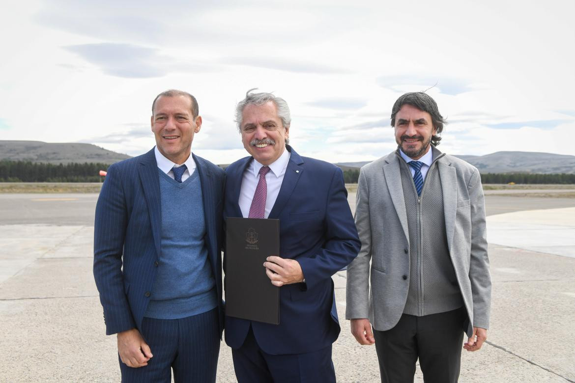 Alberto Fernández en Neuquén con Omar Gutiérrez. Foto: NA.