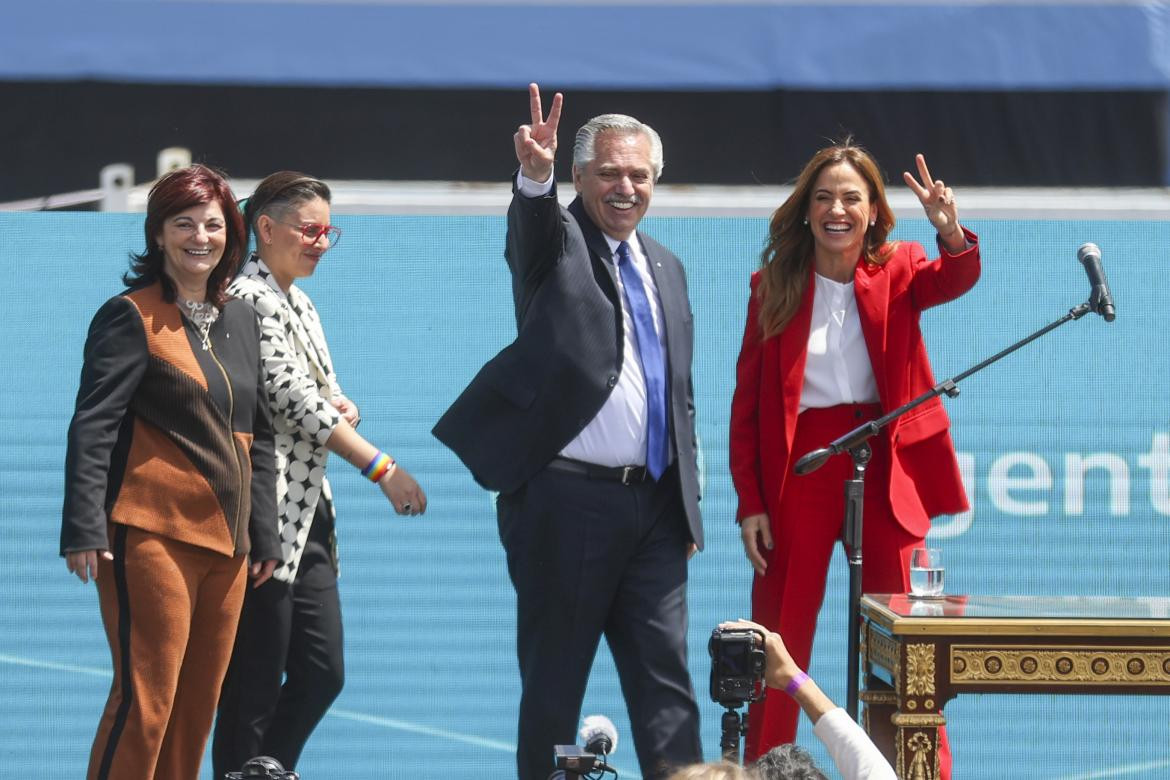 Alberto Fernández en la jura de Victoria Tolosa Paz, Kelly Olmos y Ayelen Mazzina. Foto: EFE.