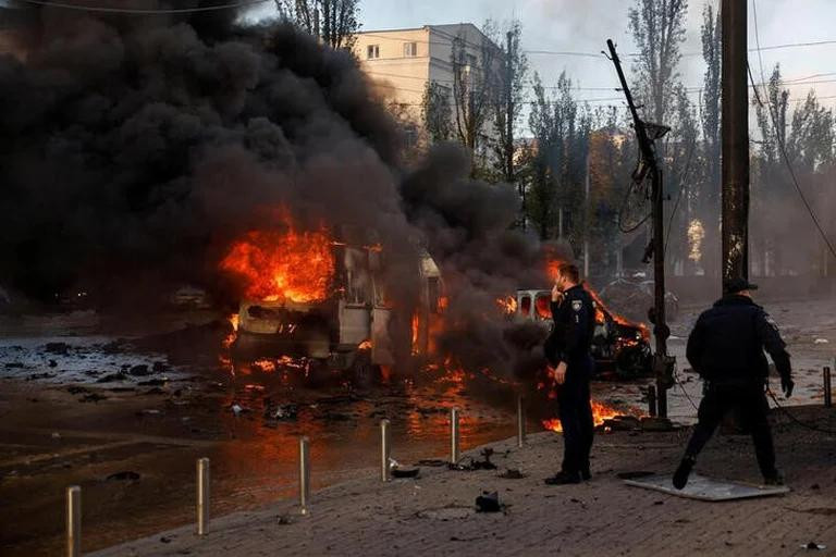 Ataques de misiles rusos en Kiev, Ucrania. Foto: REUTERS