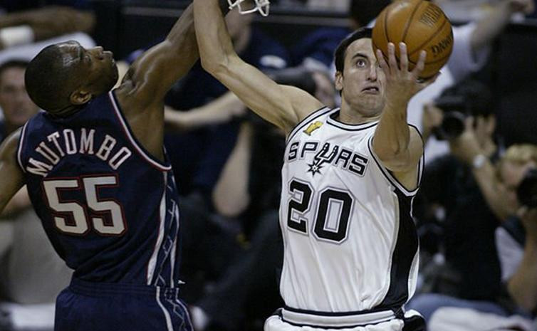 Dikembe Mutombo y Ginóbili. Foto: basquetplus