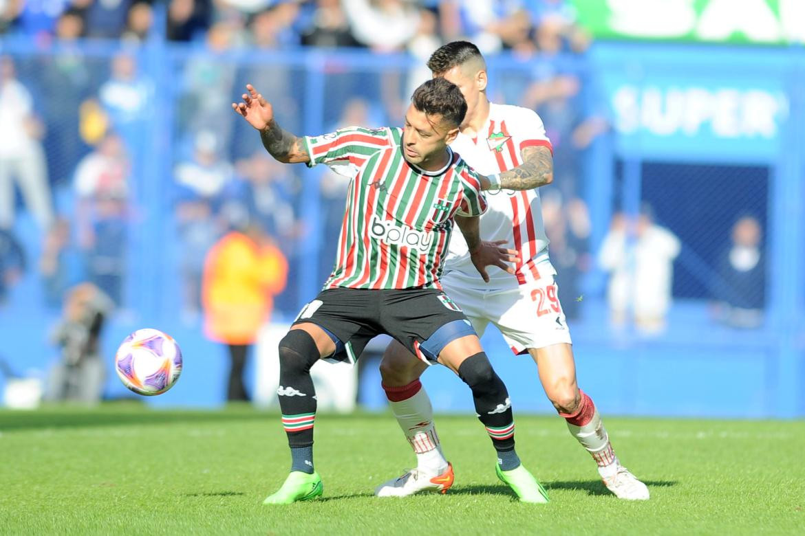 Lucas Janson contra Estudiantes de La Plata. Foto: Télam.