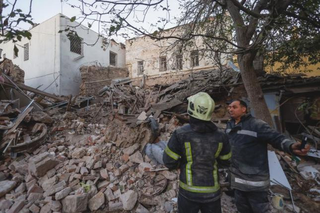 Los rescatistas se paran junto a un edificio gravemente dañado por un ataque con misiles rusos, en medio del ataque de Rusia a Ucrania, en Mykolaiv, Ucrania, el 18 de octubre de 2022. REUTERS