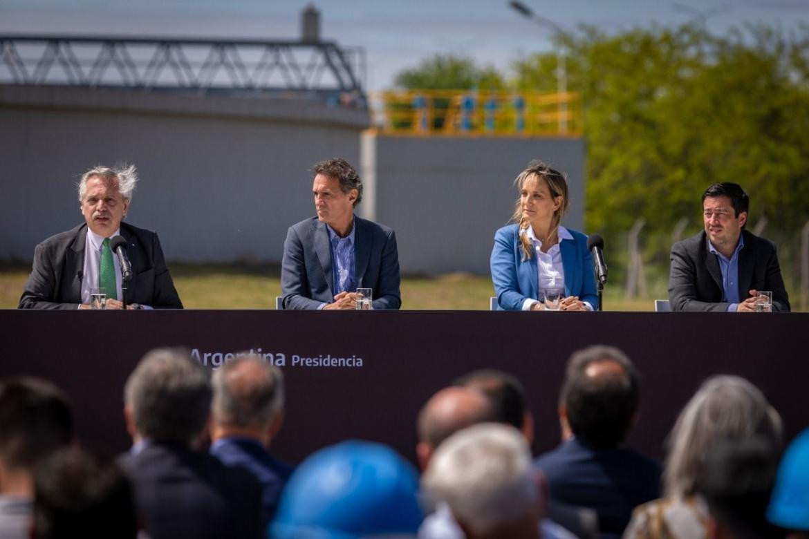 Malena Galmarini, Alberto Fernández y Juan Zabaleta en la Planta Depuradora Hurlingham. Foto: Prensa.