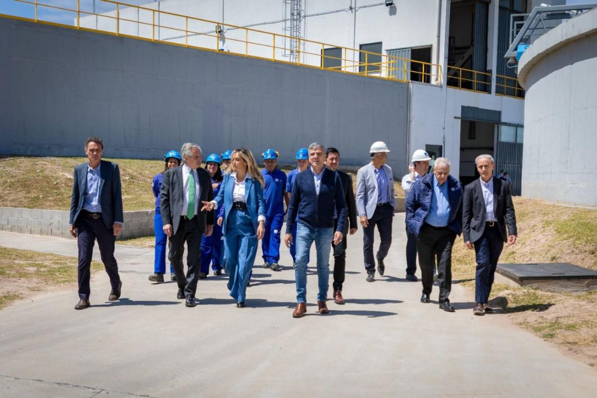 Malena Galmarini, Alberto Fernández y Juan Zabaleta en la Planta Depuradora Hurlingham. Foto: Prensa.