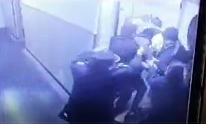 Los familiares de Giuliana Gómez no pudieron ser detenidos por la policia. Foto: Captura de video.