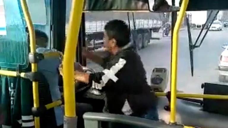 Salvaje golpiza arriba de un colectivo. Foto: captura de pantalla