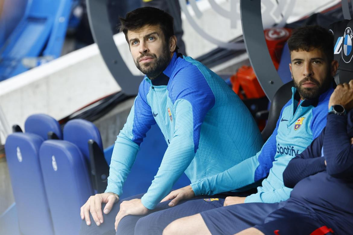 Gerard Piqué en el banco de suplentes de Barcelona. Foto: EFE.