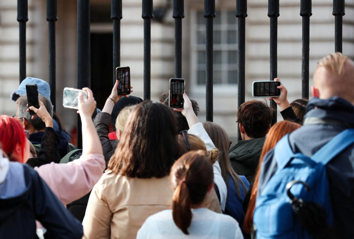 Personas esperan la llegada de Liz Truss a Buckingham_Reuters