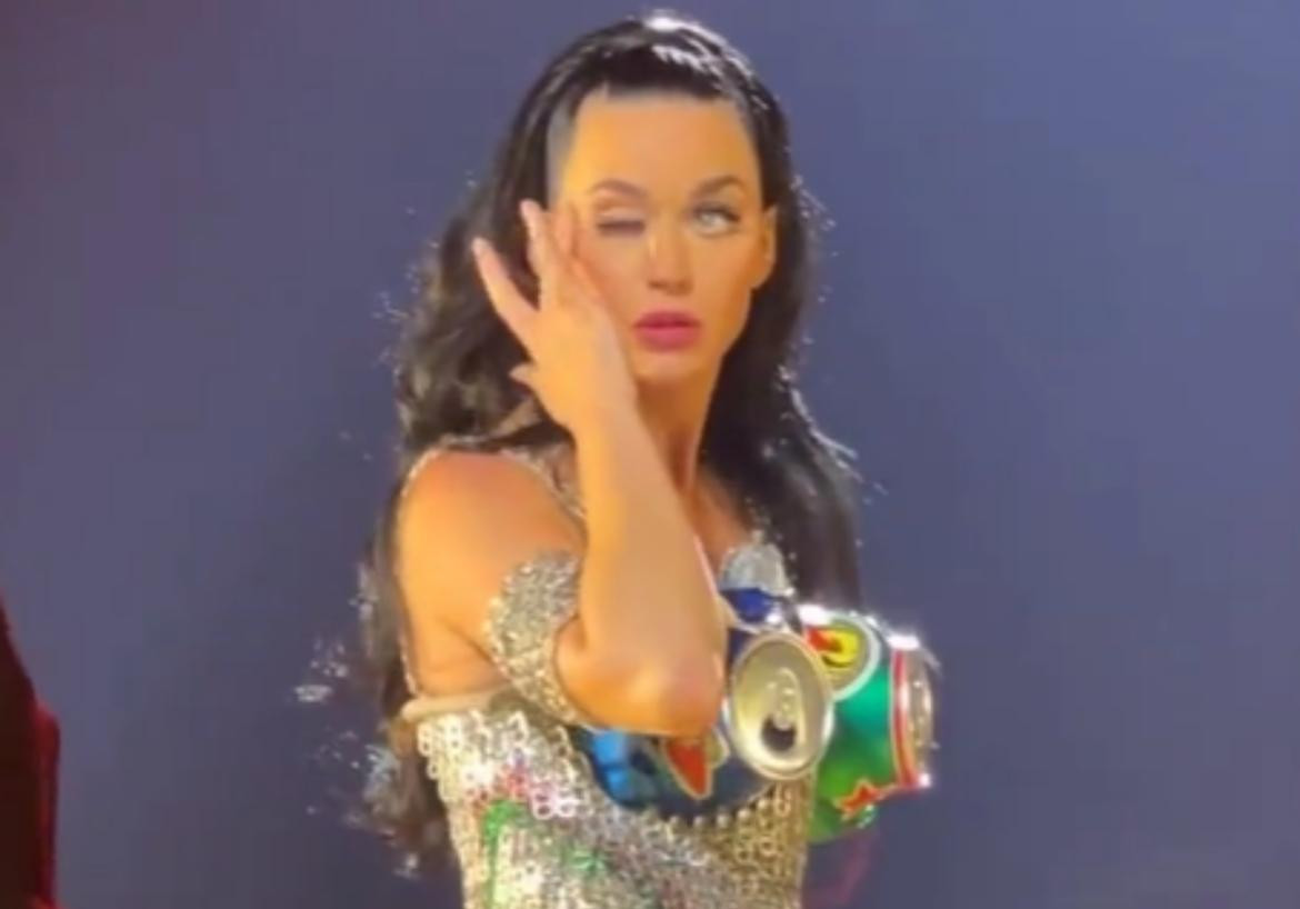 Katy Perry no podía abrir el ojo. Foto: captura.