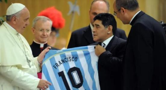 El Papá Francisco y Maradona. Foto: We Play for Peace