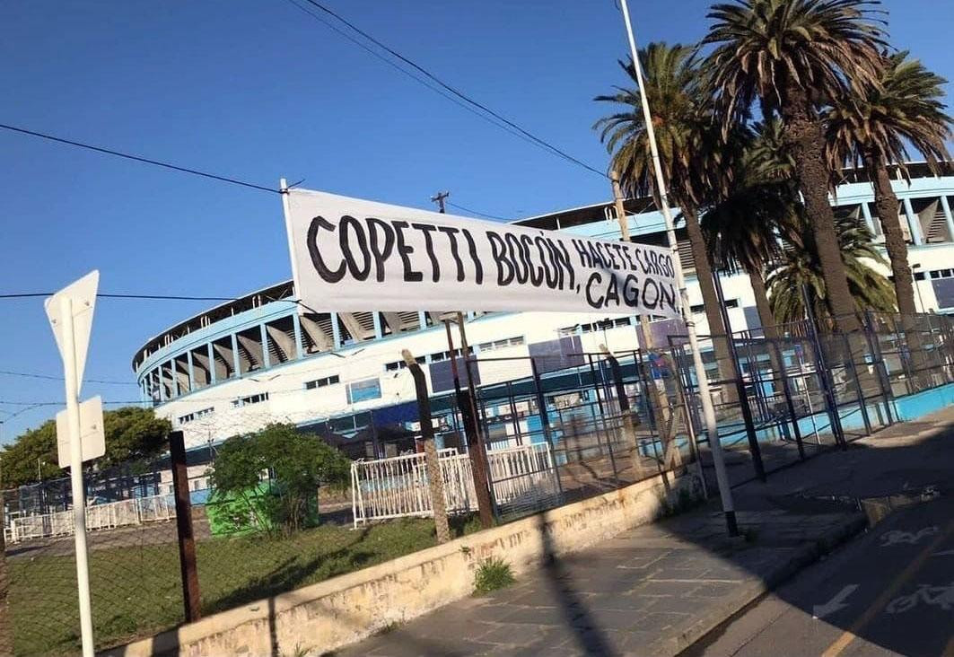 Pasacalles contra jugadores de Racing. Foto: Télam