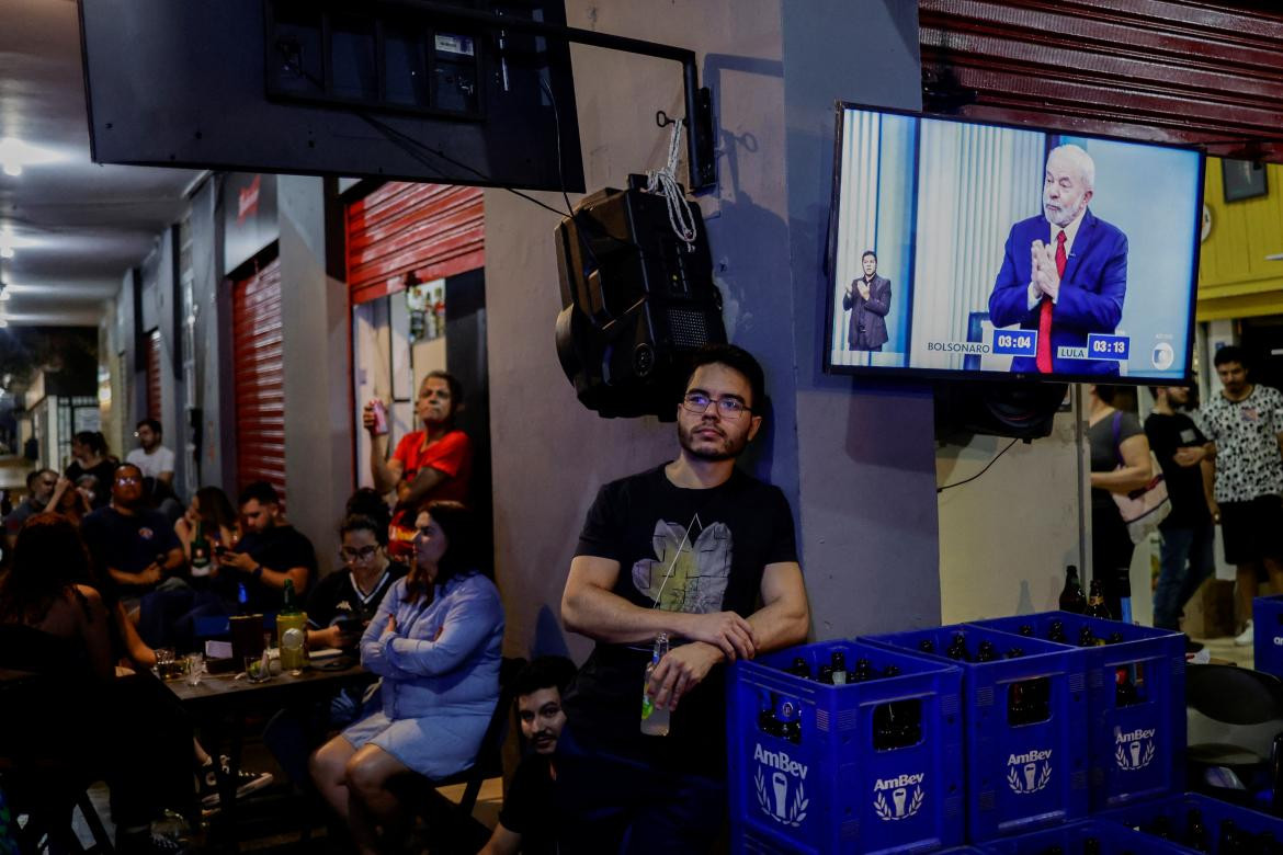 Gente escuchando debate foto Reuters