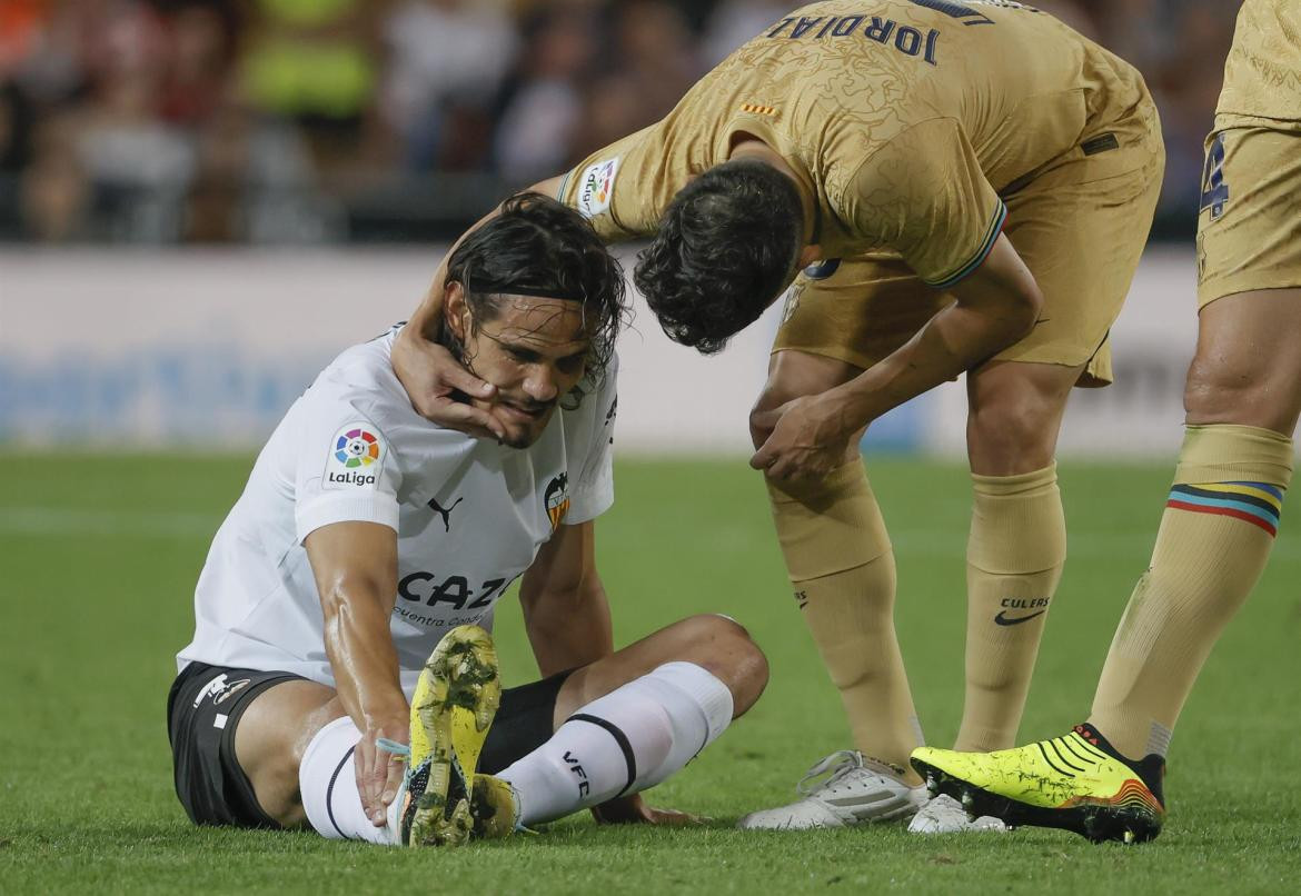 Edinson Cavani; lesión vs. Barcelona. Foto: EFE.