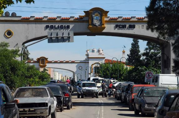 Se tiraron del puente para escapar de la Policía. Foto: NA.