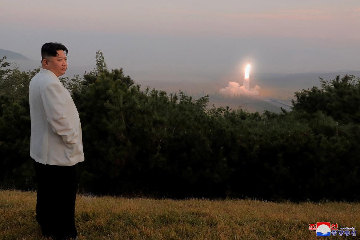 Kim Jong-Un ve el lanzamiento de misil_Reuters