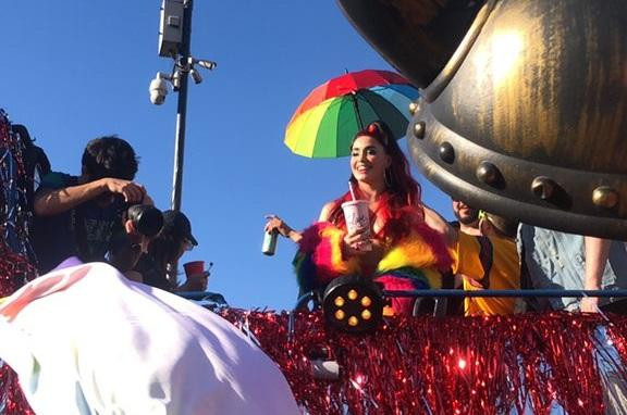 Lali en la marcha del orgullo. Foto: NA.