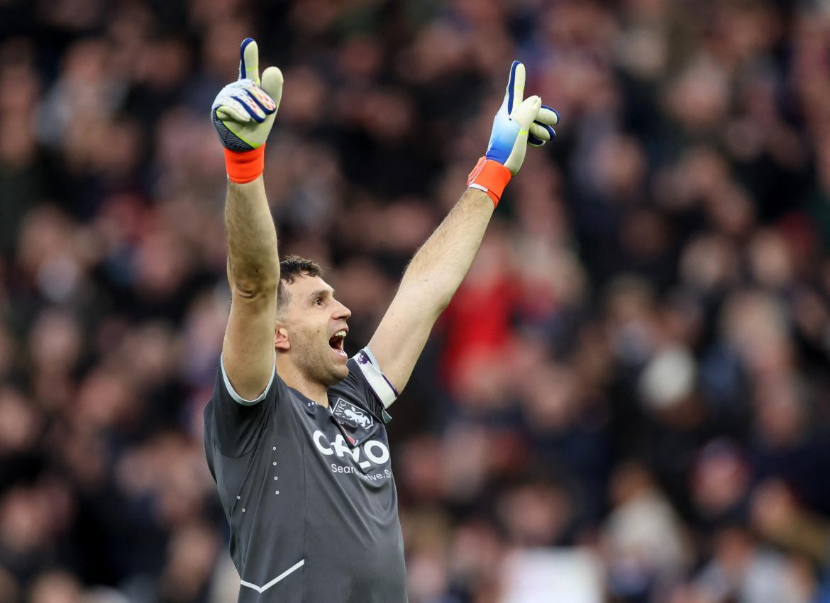 Emiliano Dibu Martínez contra Manchester United. Foto: Reuters.