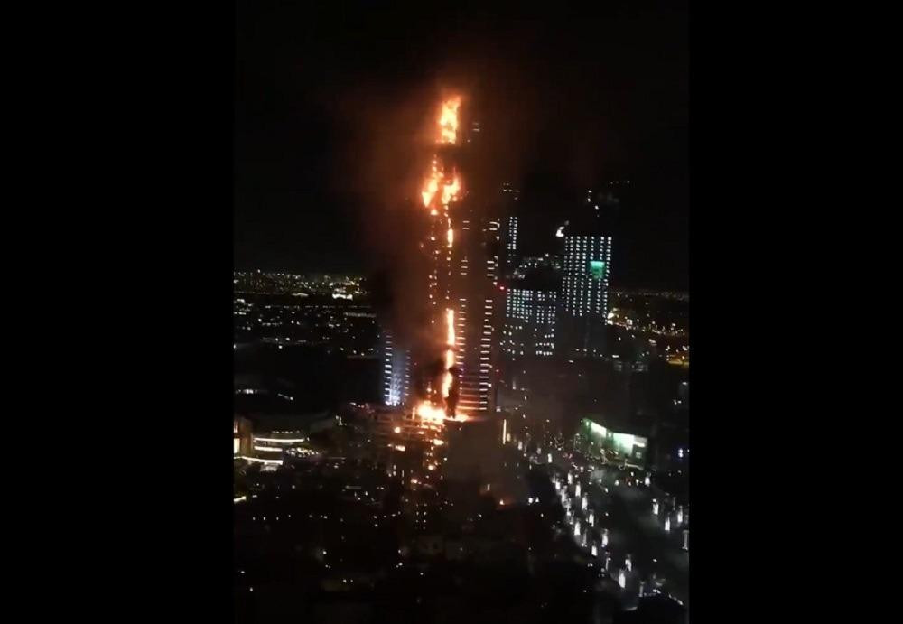 Incendio en el rascacielos 8 Boulevard Walk de Dubai. Foto: Captura de video.