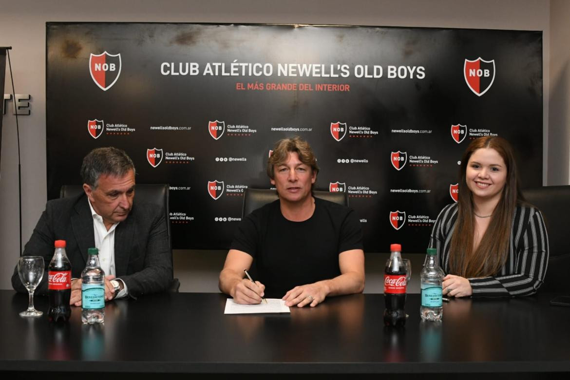 La presentación de Gabriel Heinze como técnico de Newells. Foto: Twitter @Newells.