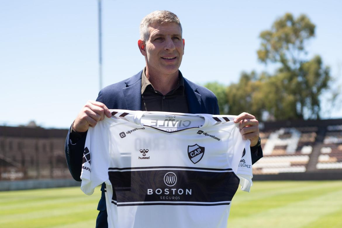 Martín Palermo en su presentación con Platense. Foto: Twitter @caplatense.