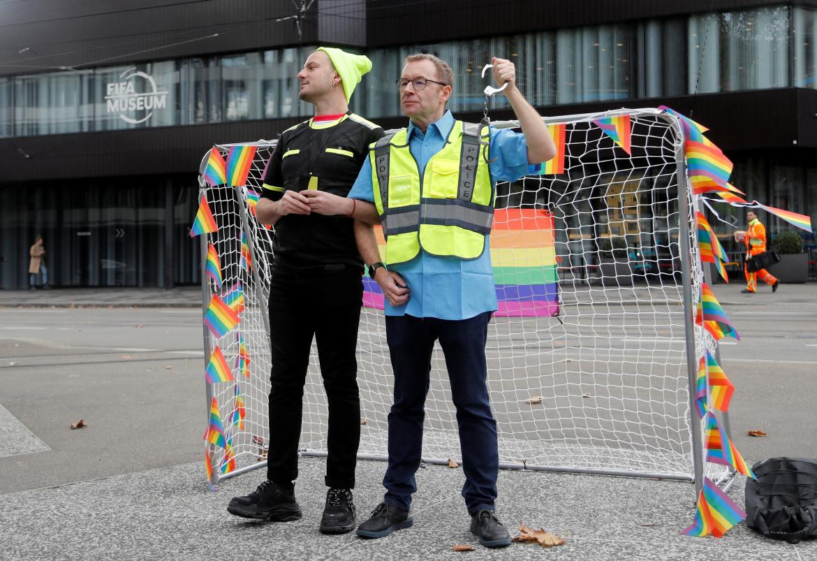 Protesta LGBT frente al museo de la FIFA_Reuters