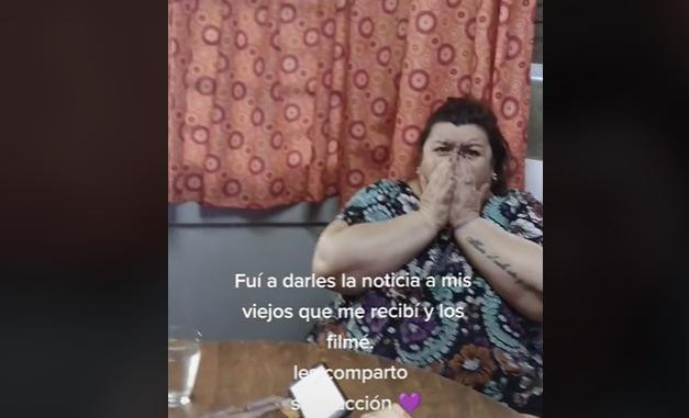 La felicidad llegó a TikTok cuando una chica anunció que se recibió. Foto: TikTok.