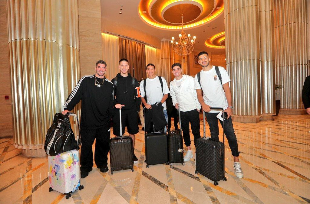 Los jugadores de la Selección Argentina que llegaron a Abu Dhabi. Foto: Twitter @Argentina.