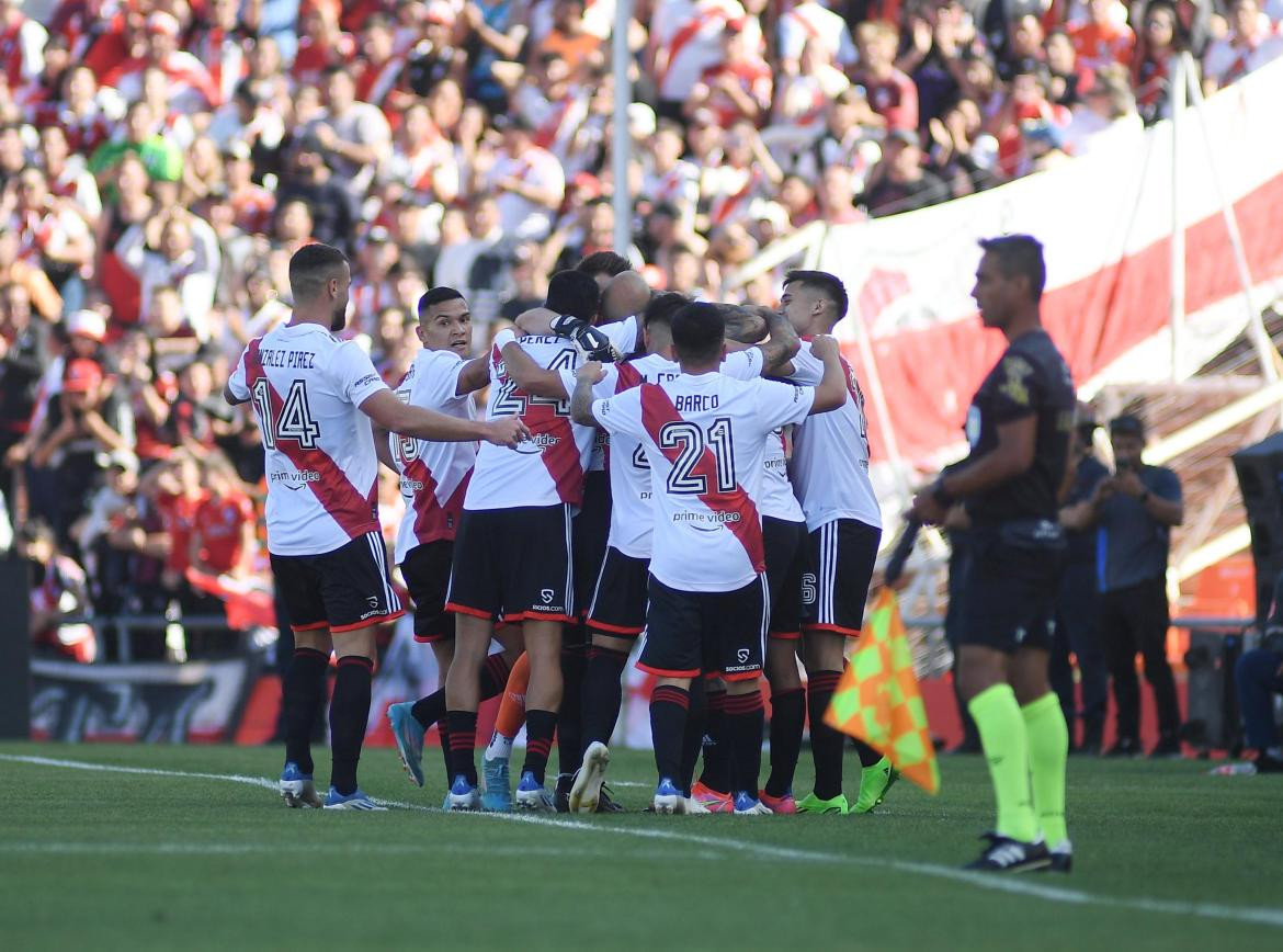 El abrazo de los futbolistas de River a Marcelo Gallardo. Foto: Télam.