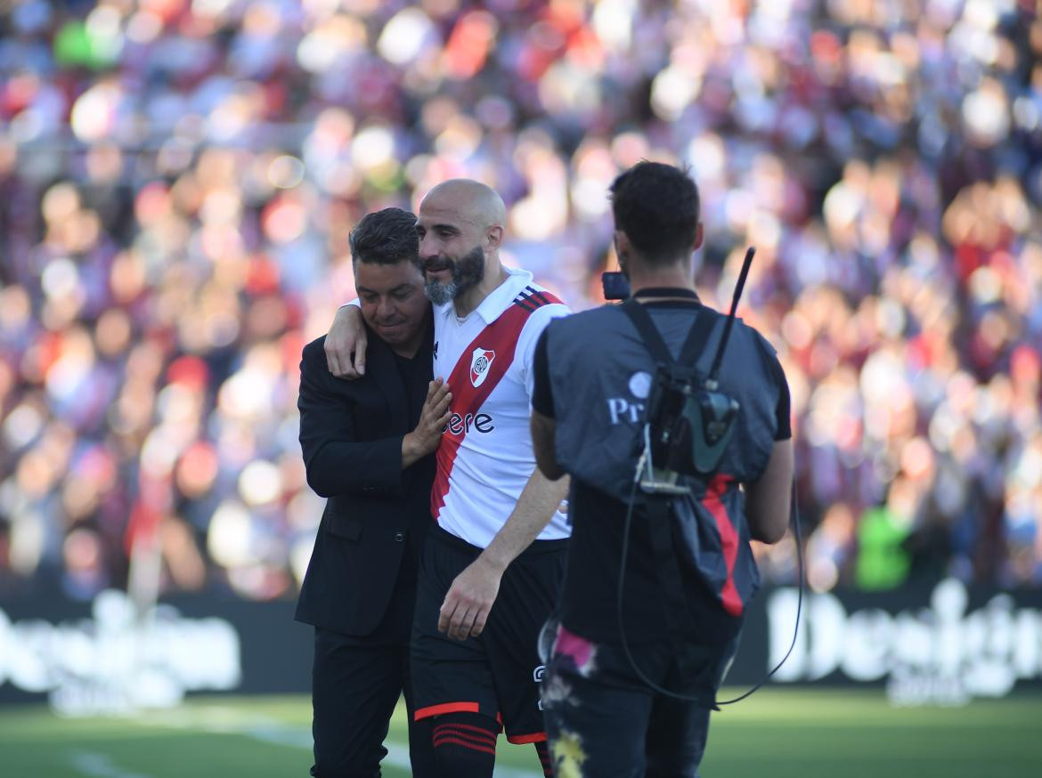 Marcelo Gallardo y Javier Pinola en su despedida de River. Foto: Télam.