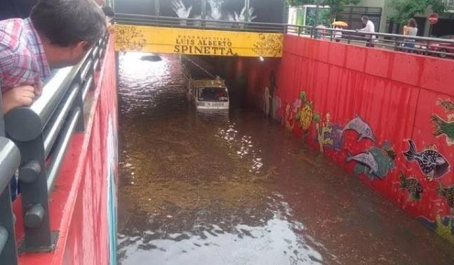 El tunel Luis Spinetta completamente anegado por la lluvia. Foto: NA.