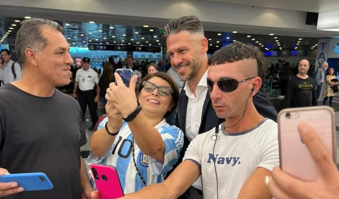 Demichelis llegó a Ezeiza. Foto: NA.