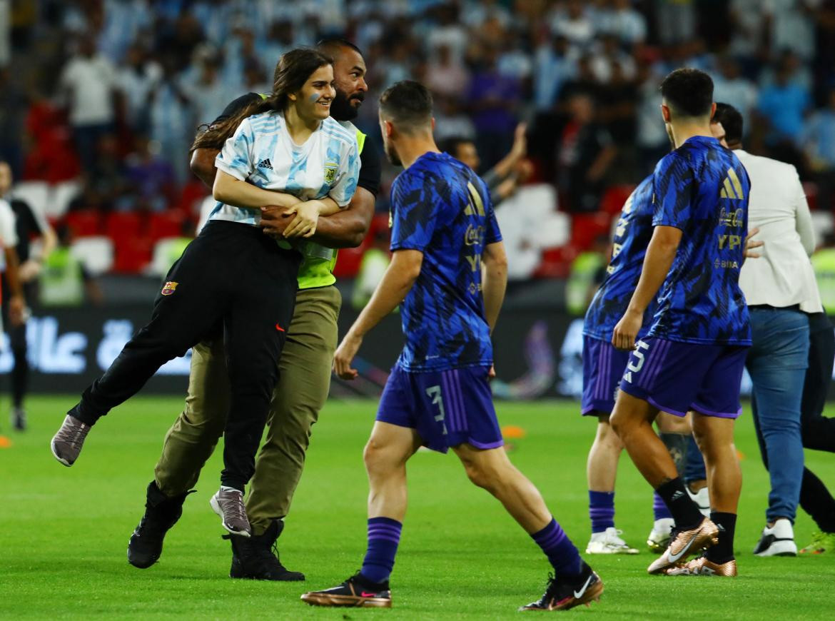 Hinchas metiéndose en la cancha para saludar a Messi. Foto: REUTERS