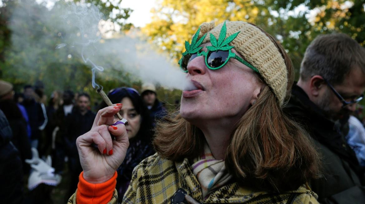 Una mujer fumando marihuana. Foto: REUTERS