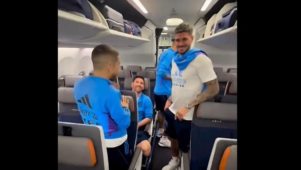 Otamendi graba el viaje de Abu Dhabi a Qatar. Video: NA