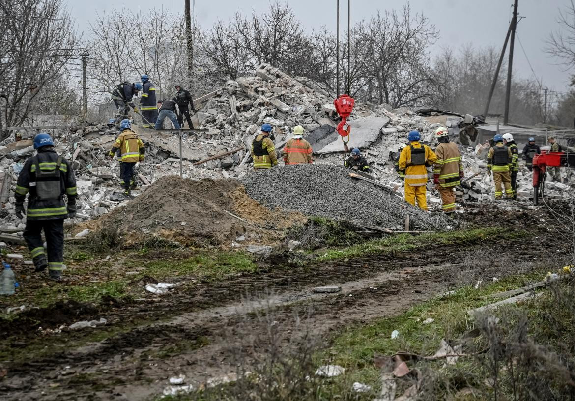 Rescatistas trabajan en zona tras caída de misil ruso en región de Zaporiyia, Ucrania